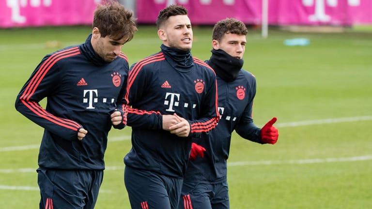 Die Stars des FC Bayern trainieren von diesem Montag an wieder auf dem Vereinsgelände – in Kleingruppen und unter strengsten Auflagen. Klicken Sie sich durch unsere Fotoshow.