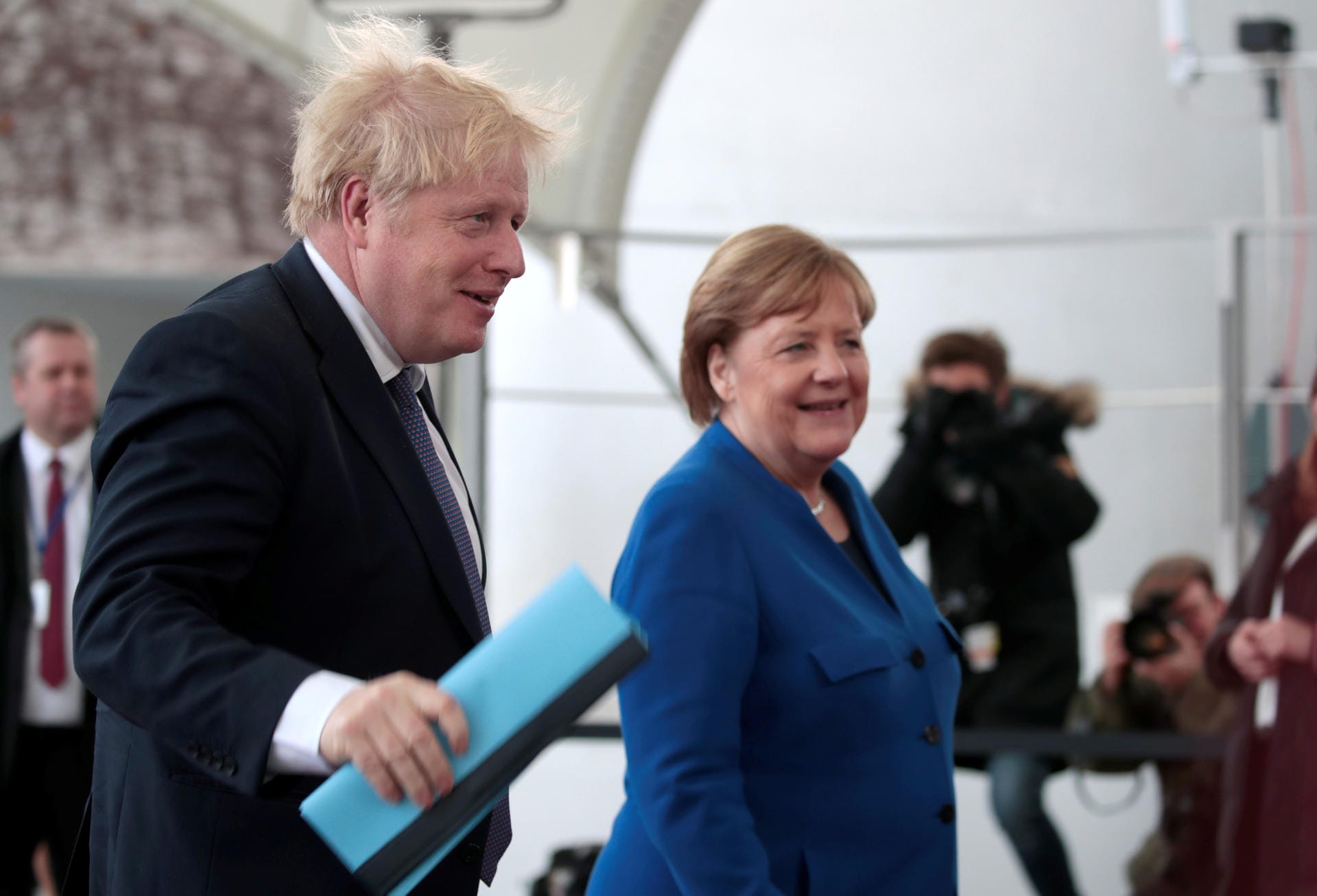 Angela Merkel wünschte Johnson viel Kraft und gute Besserung. Sie hoffe, dass Johnson das Krankenhaus bald wieder verlassen könne, schrieb Regierungssprecher Steffen Seibert am Montag auf Twitter.