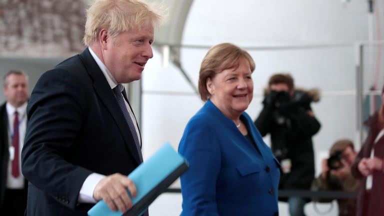 Angela Merkel wünschte Johnson viel Kraft und gute Besserung. Sie hoffe, dass Johnson das Krankenhaus bald wieder verlassen könne, schrieb Regierungssprecher Steffen Seibert am Montag auf Twitter.
