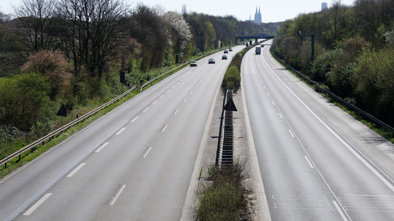 Erlaubt ist das Autofahren derzeit noch fast überall - allerdings ist auf den Straßen merklich weniger los. Erlaubt ist das Autofahren derzeit noch fast überall - allerdings ist auf den Straßen merklich weniger los.