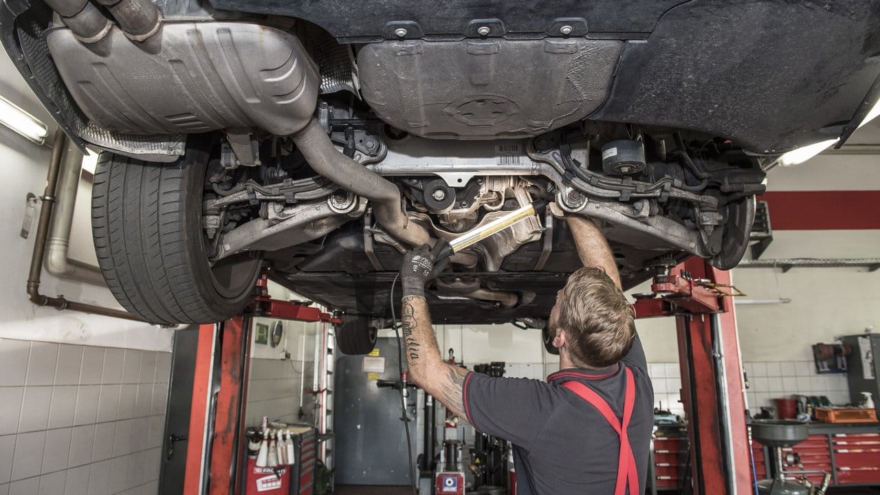 Gilt eine Ausgangsbeschränkung, muss für einen Werkstattbesuch ein triftiger Grund vorliegen, also zum Beispiel eine sicherheitsrelevante Reparatur. Gilt eine Ausgangsbeschränkung, muss für einen Werkstattbesuch ein triftiger Grund vorliegen, also zum Beispiel eine sicherheitsrelevante Reparatur.