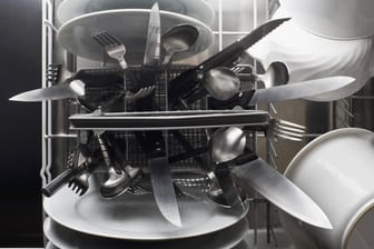 Die Geschirrspülmaschine ist längst ein praktischer Helfer im Haushalt geworden. Allerdings gehört nicht alles in die Maschine.