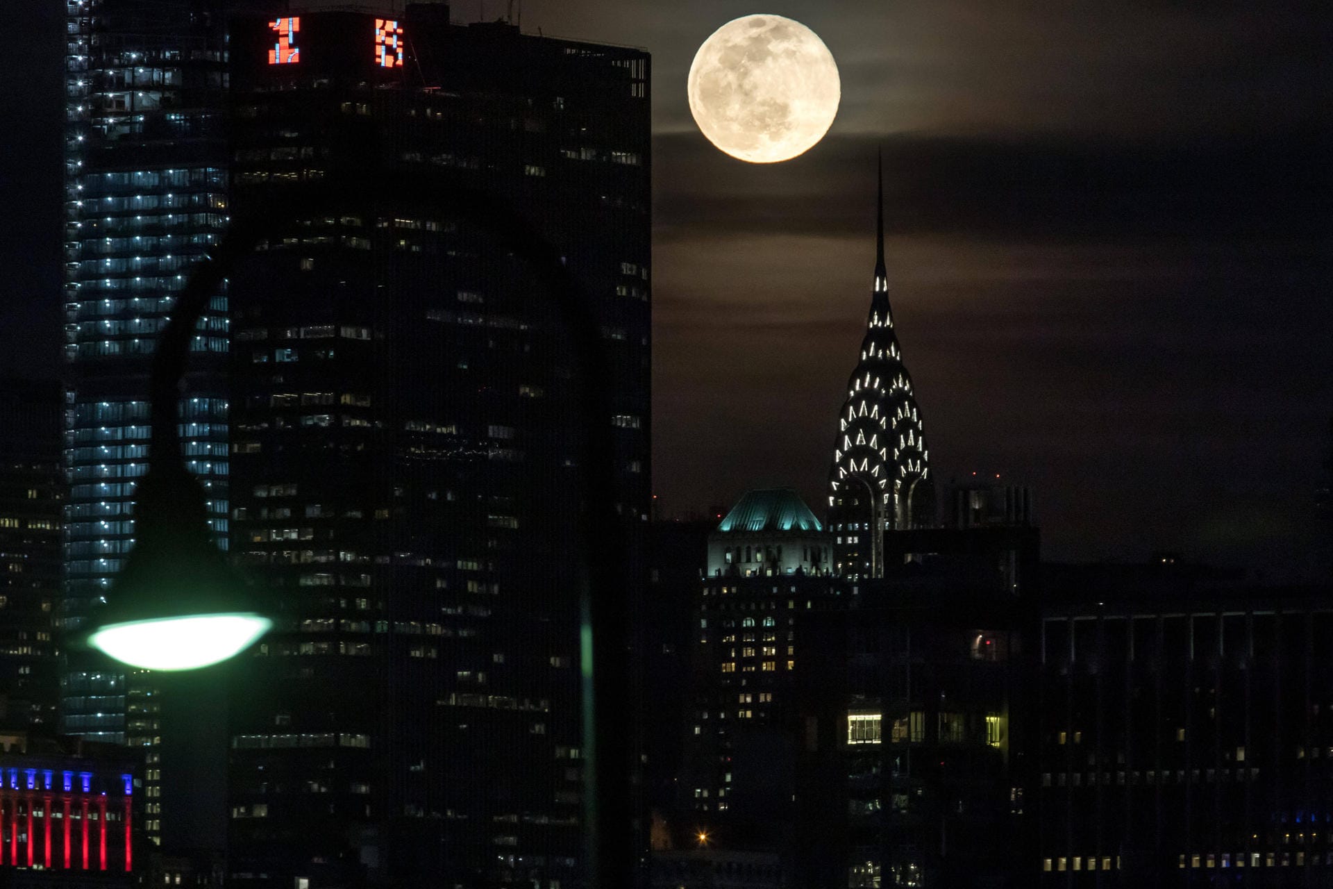 Supermond über Manhattan, 9. März 2020: Da der Mond in einer Ellipse um die Erde kreist, ist der Himmelskörper nicht immer gleich weit weg von unserem Heimatplaneten.