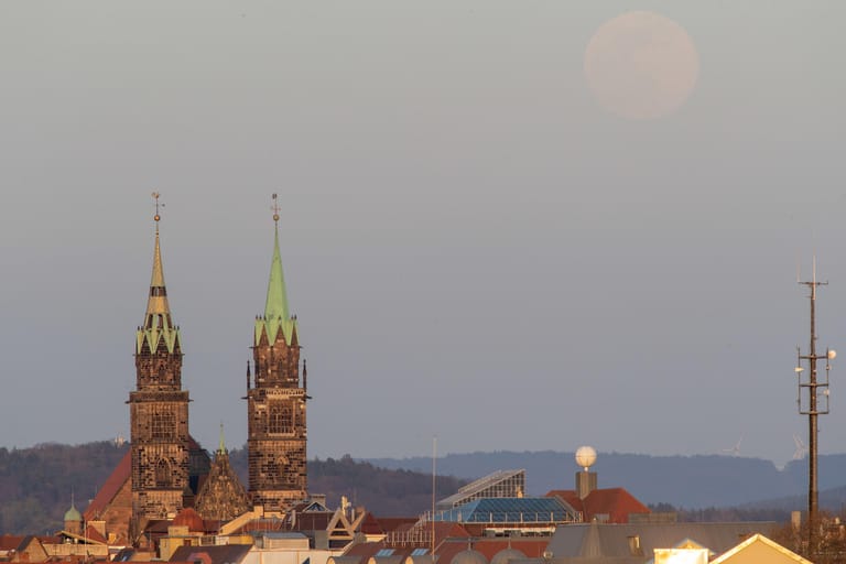 Nürnberg: Supermond und die Türme der Kirche St. Lorenz zu sehen.