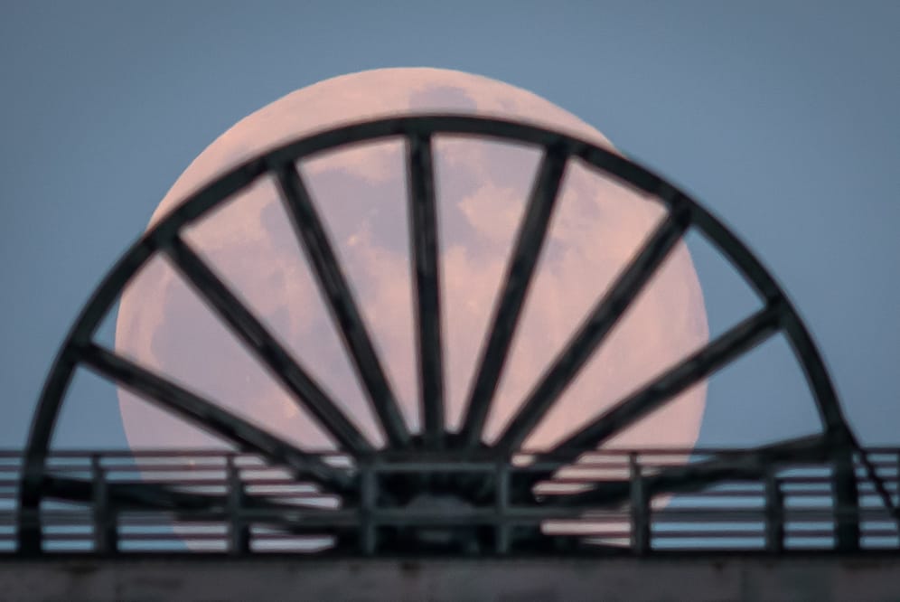 Dortmund: Der Mond erreichte in der Nacht vom 07. auf den 08. April 2020 als Vollmond sein Perigäum, das heißt, den erdnächsten Punkt seiner Umlaufbahn, und wirkt deshalb für den menschlichen Betrachter besonders groß.