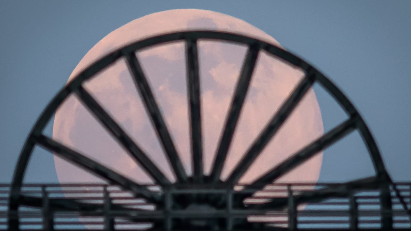 Dortmund: Der Mond erreichte in der Nacht vom 07. auf den 08. April 2020 als Vollmond sein Perigäum, das heißt, den erdnächsten Punkt seiner Umlaufbahn, und wirkt deshalb für den menschlichen Betrachter besonders groß.