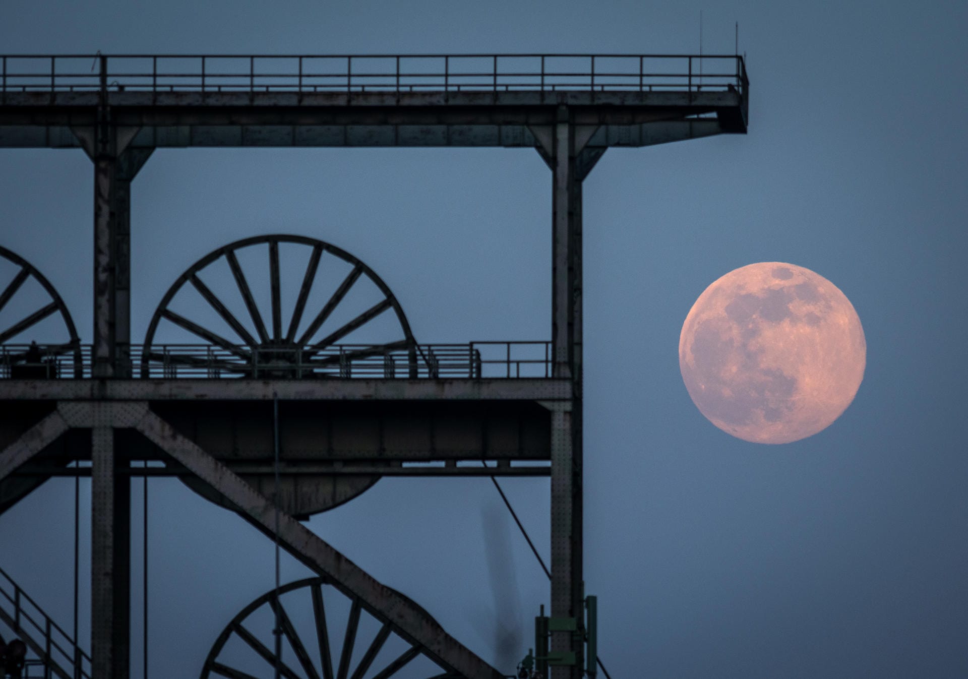Dortmund: Der Mond geht als sogenannter Supermond auf, im Vordergrund ist ein Förderturm der ehmaligen Zeche Gneisenau zu sehen.