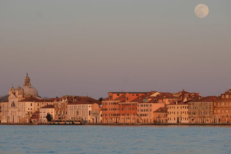Venedig: Der Supermond hüllt die italienische Stadt in ein romantisches Leuchten.