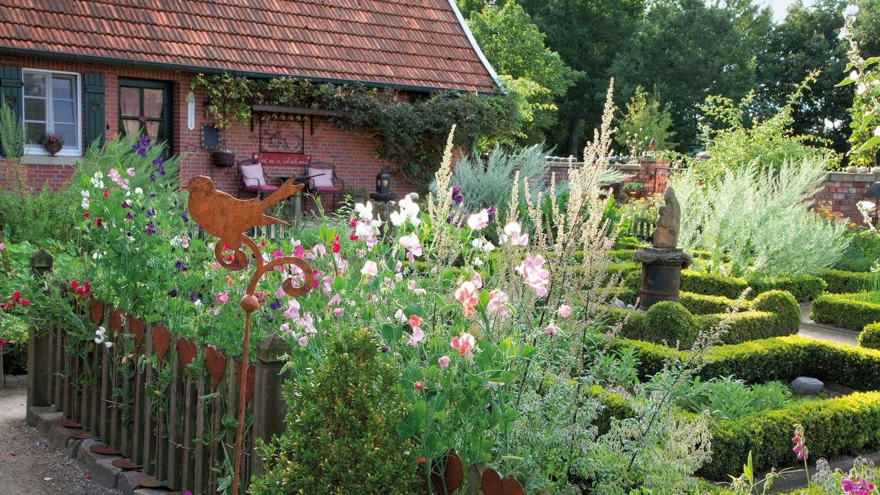 Das ungeplante Geplante des Cottage-Gartens erreicht man zunächst durch die Strukturierung der Fläche.