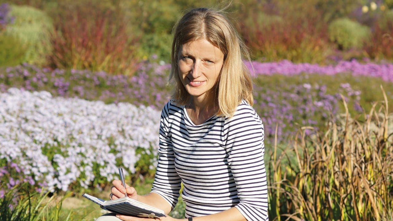 Stefanie Syren ist freie Journalistin mit dem Schwerpunkt Garten und Pflanzen und hat ein Buch über Landhaus-Gärten geschrieben.