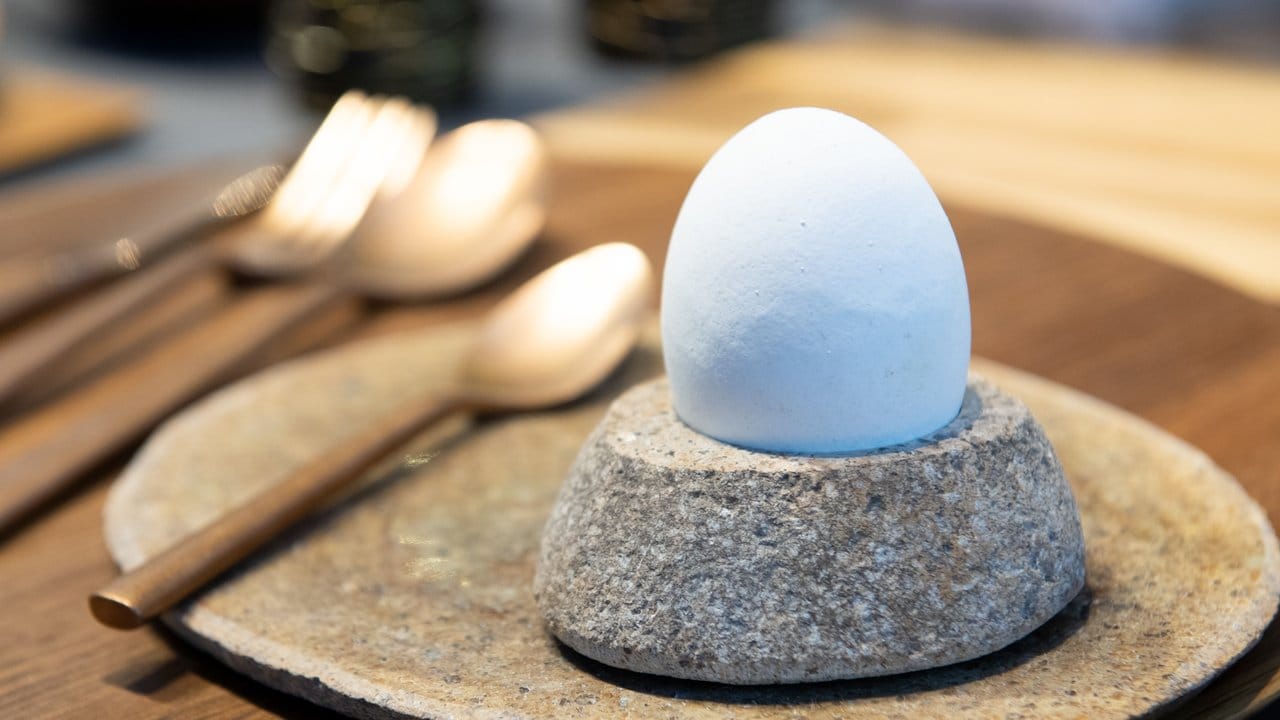 Gerade in Verbindung mit den angesagten natürlichen Materialien für Geschirr - hier ein Eierbecher von uccellino - wirken die nicht eingefärbten und nicht bemalten Eier auf zurückhaltende Weise schlichtweg stilvoll.