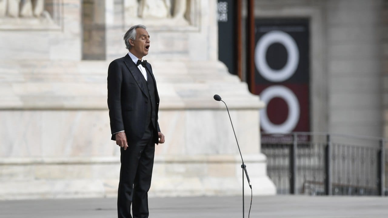 Andrea Bocelli (l) gab am Ostersonntag vor dem Mailänder Dom ein Konzert. Andrea Bocelli (l) gab am Ostersonntag vor dem Mailänder Dom ein Konzert.