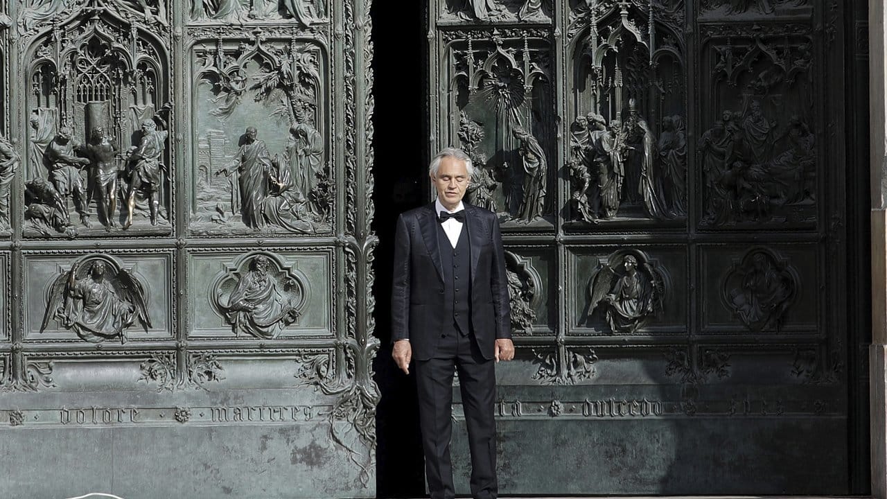 Der italienische Sänger Andrea Bocelli vor dem Mailänder Dom auf. Der italienische Sänger Andrea Bocelli vor dem Mailänder Dom auf.