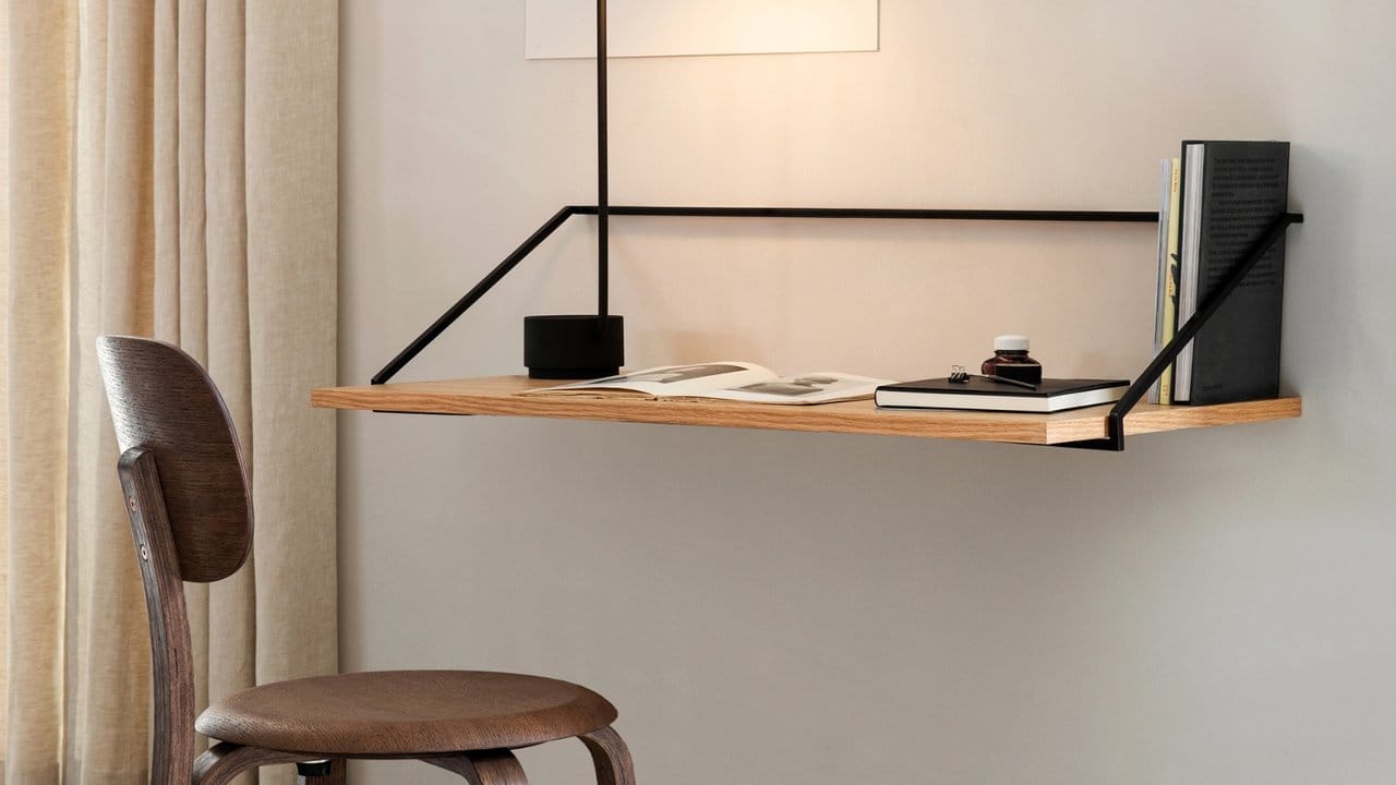 Ein filigraner Stahlrahmen an der Wand für eine MDF-Platte: Ein minimalistisches Möbel ist der Rail Desk von Keiji Ashizawa für das dänische Label Menu.