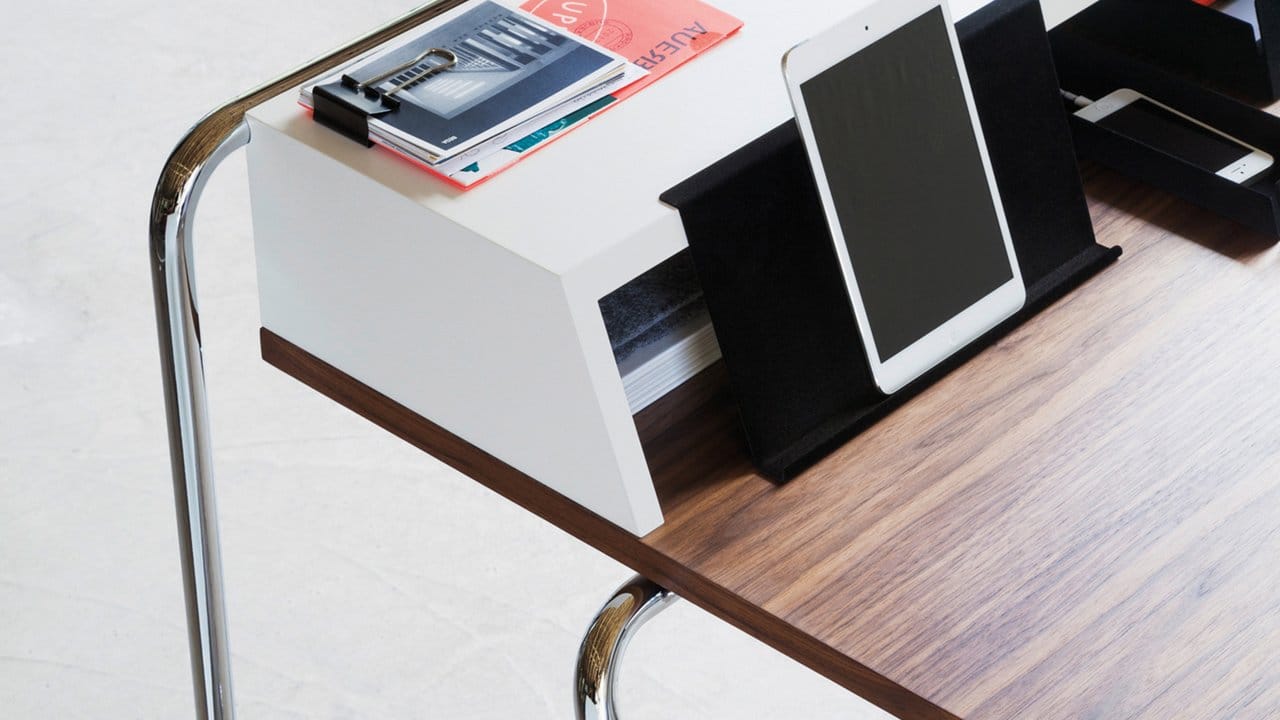 Schönes Extra am Schreibtisch S1200 von Thonet: Für eine entspannte Sitzhaltung sorgt eine Fußablage.