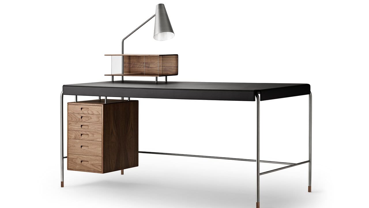 Ein Schreibtisch mit klassischem Look: Der Society Table von Carl Hansen & Søn besteht aus Stahl, Furnier, Leder und Holz.