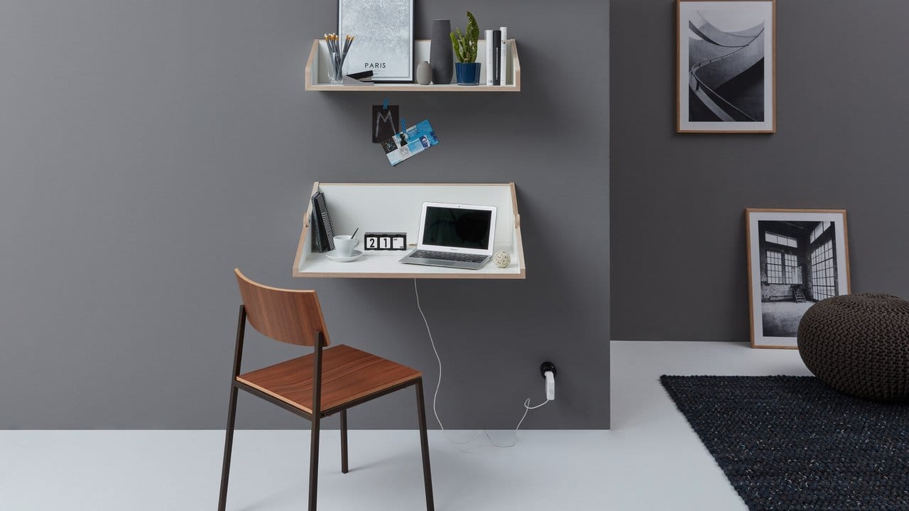 Der Twofold von Müller Möbelfabrikation ist ein minimalistischer Schreibtisch zum Ausklappen.