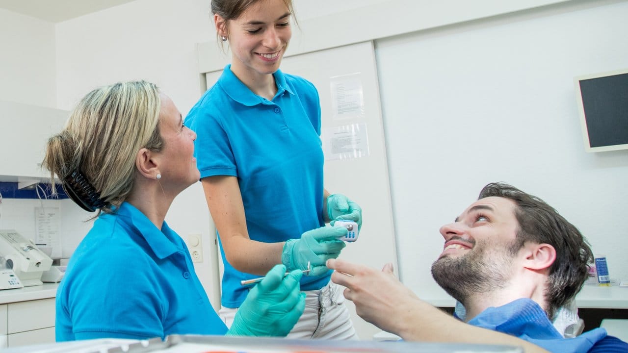 Sie sind oft die ersten, zu denen Patienten Kontakt haben: Zahnmedizinische Fachangestellte spielen eine wichtige Rolle in Praxen.