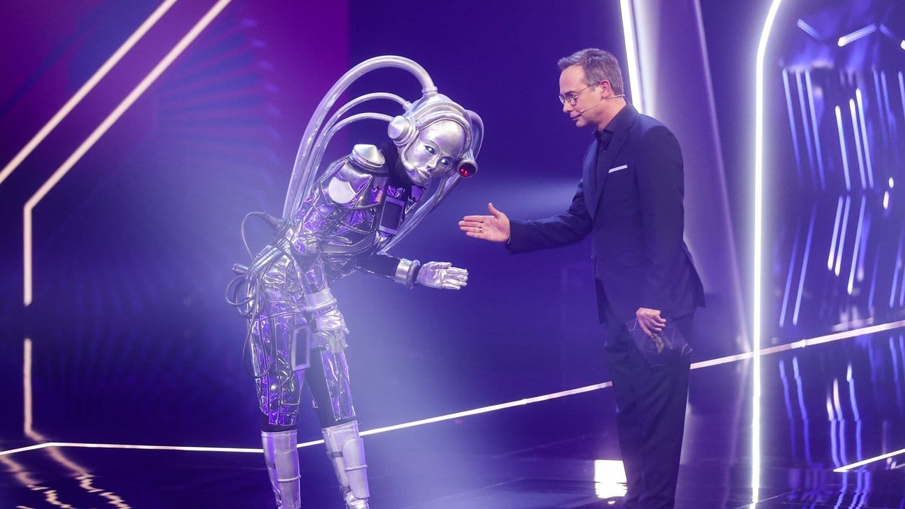 Die Figur "Der Roboter" neben Moderator Matthias Opdenhövel. Die Figur "Der Roboter" neben Moderator Matthias Opdenhövel.