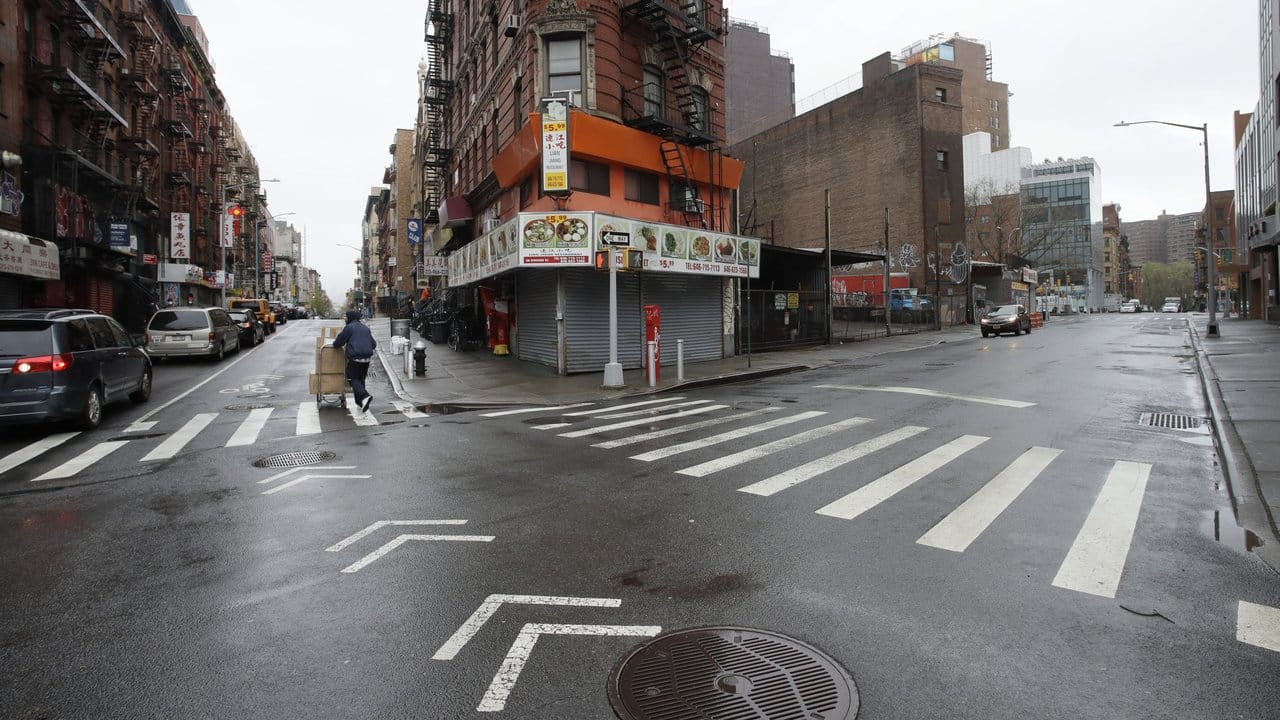 Stille und leere Straßen in der sonst so quirligen Chinatown in New York. Stille und leere Straßen in der sonst so quirligen Chinatown in New York.