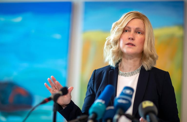 Manuela Schwesig (SPD), Ministerpräsidentin von Mecklenburg-Vorpommern: "Wir brauchen jetzt einen gemeinsamen Weg aus der Coronakrise. Das geht nur besonnen Schritt für Schritt ohne die stabile Lage zu gefährden", schrieb sie bei Twitter.
