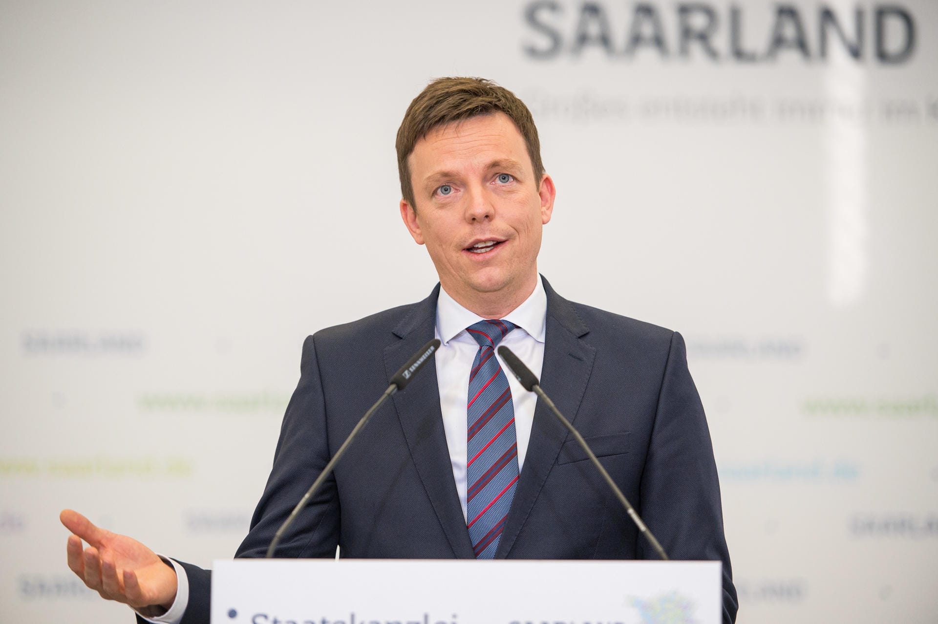 Tobias Hans (CDU), Ministerpräsident des Saarlandes: Er fordert einen Masterplan für den Umgang mit dem Virus. Es gehe dabei "nicht um Rückkehr zur Normalität, sondern wie eine neue Normalität aussehen wird", zitiert ihn der "SR".