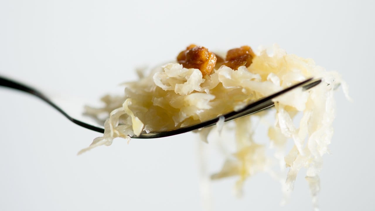 Sauerkraut ist eine Vitaminbombe, liefert wertvolle Mineralstoffe, ist kalorienarm und macht satt.