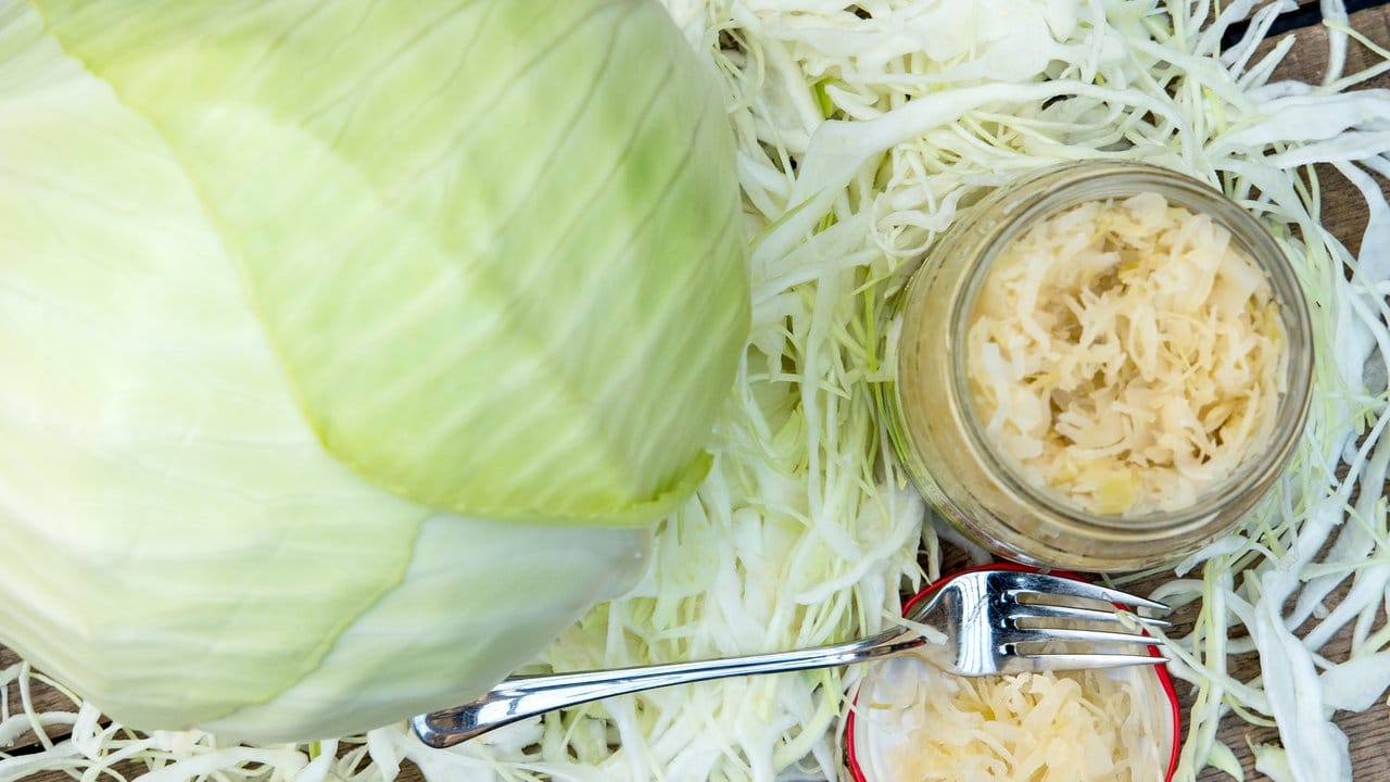 Sauerkraut zu Hause selbst herzustellen, sei keine Kunst, sagt Margret Morlo vom Verband für Ernährung und Diätetik (VFED).