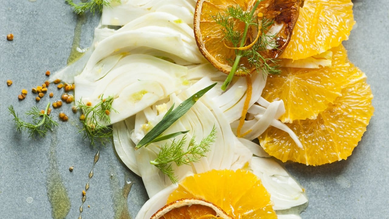 Roh und in hauchdünne Scheiben geschnitten, dazu Olivenöl und ein Spritzer Säure - so wird aus Fenchel ein leckerer Salat. Roh und in hauchdünne Scheiben geschnitten, dazu Olivenöl und ein Spritzer Säure - so wird aus Fenchel ein leckerer Salat.