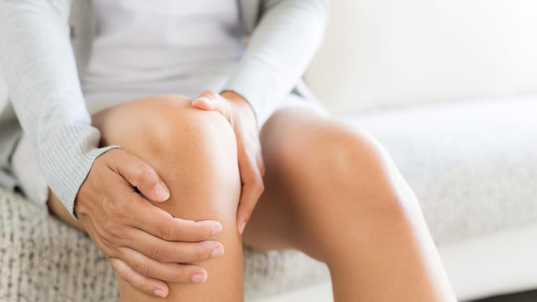 Auch Empfindungsstörungen können auf MS hindeuten. Dabei kann es sich um ein Kribbeln im Bein, aber auch um Überempfindlichkeit auf Wärme oder Kälte handeln.