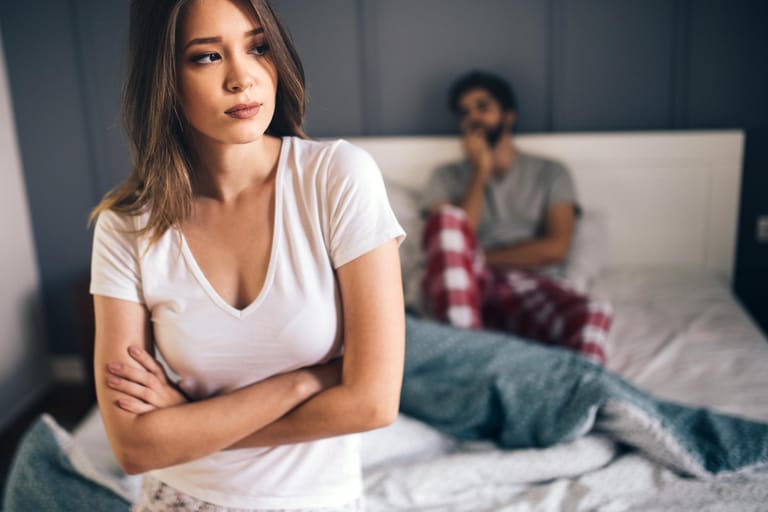 MS kann auch die Sexualität beeinflussen. Denn die Krankheit mindert die Libido. Bei vielen Betroffenen kommt hinzu, dass sich die Blase beim Sex ungewollt entleert. Männern mit MS klagen häufig über Erektions- und Ejakulationsstörungen.