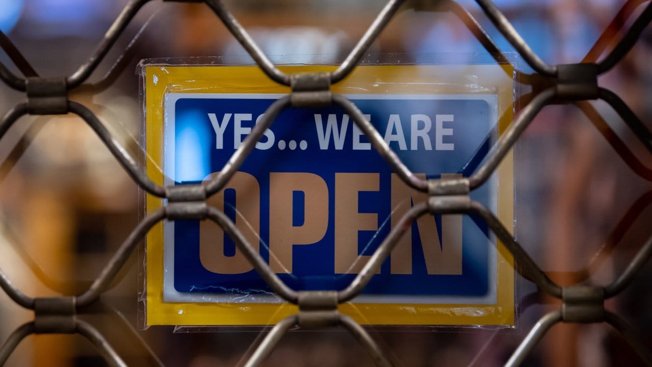 Ein Schild mit der Aufschrift "Yes. Ein Schild mit der Aufschrift "Yes.