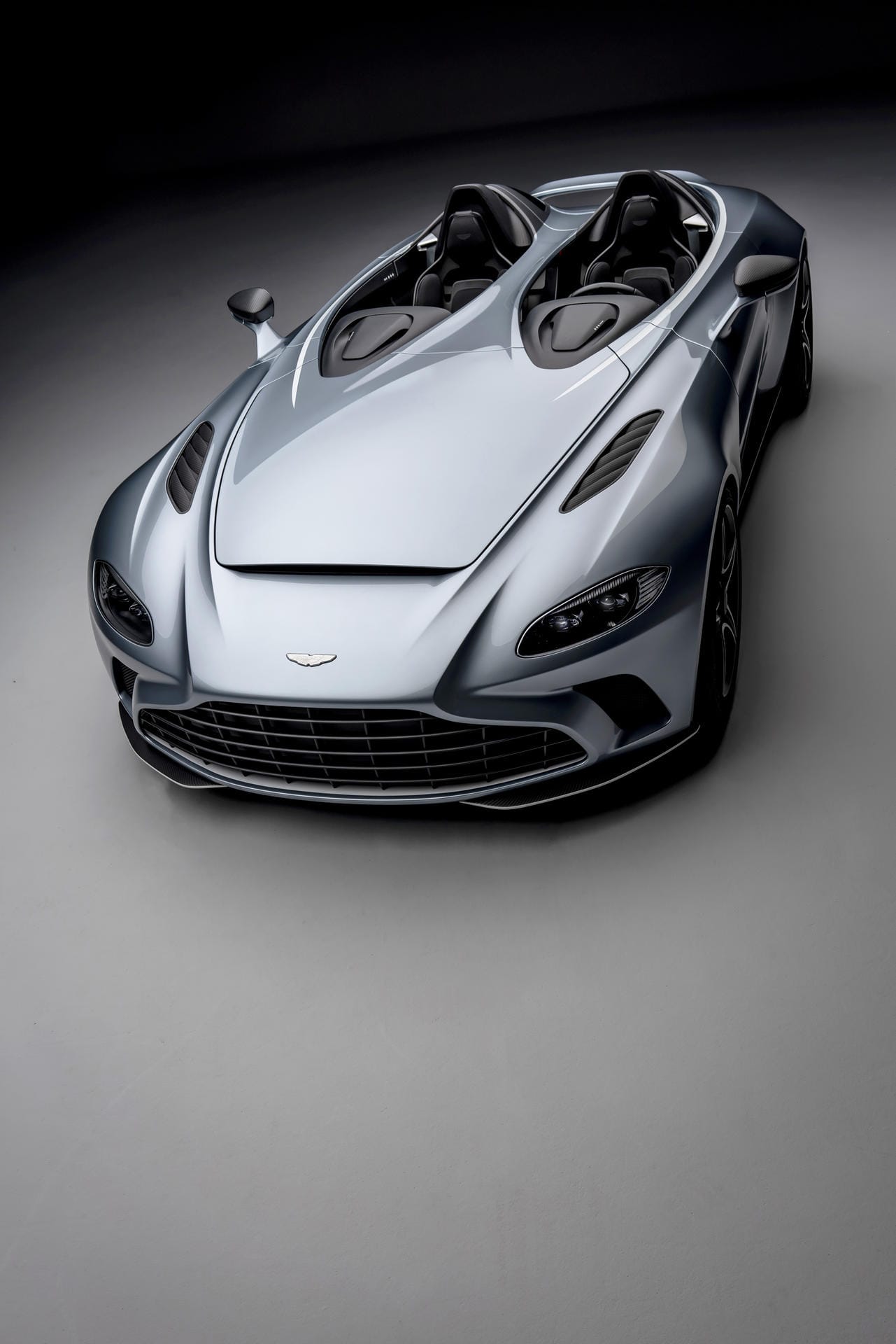 Aston Martin nennt seinen Zweisitzer V12 Speedster, montiert einen 515 kW/700 PS starken Zwölfzylinder für bis zu 300 km/h und plant 88 Exemplare zum Preis von jeweils mehr als 800.000 Euro.