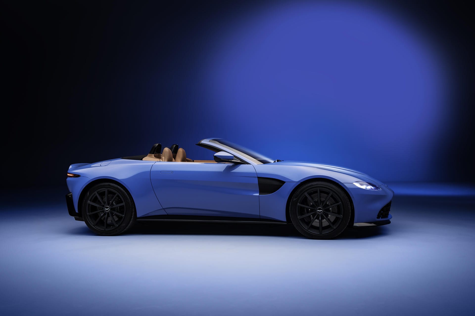 Aston Martin baut den V8-Sportwagen Vantage für 157.300 Euro auch als Roadster mit 375 kW/510 PS.