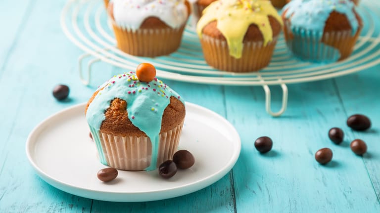 Muffins: Mit Lebensmittelfarbe können Sie die Glasur der Muffins einfärben.