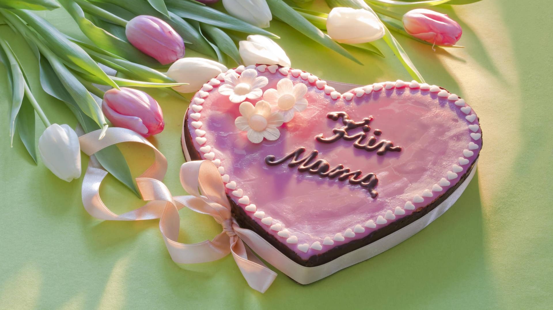 Muttertagskuchen: In einer Herzform gebacken wird auch ein simples Kuchenrezept zum Hingucker.