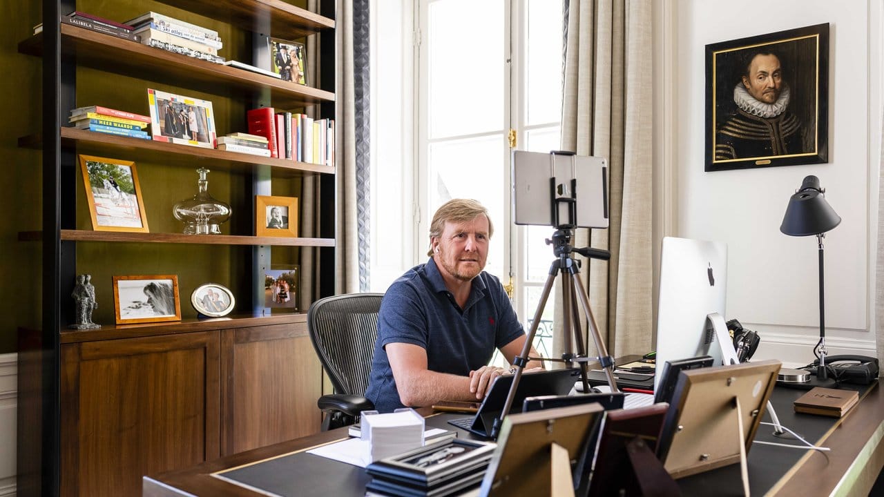 Willem-Alexander, König der Niederlande, in seinem Büro.