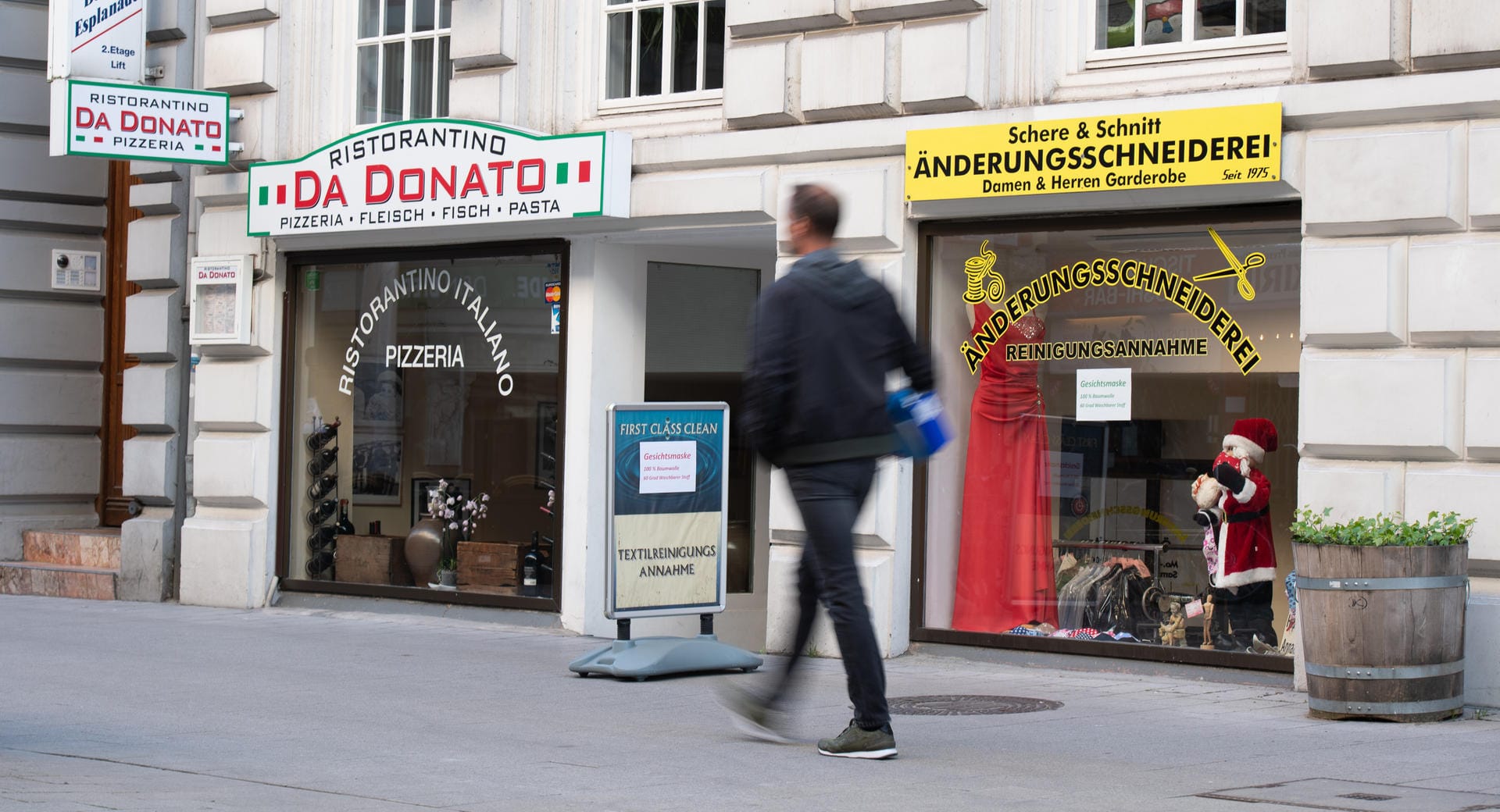 Die Pizzeria ist geschlossen, während die Schneiderei nebenan geöffnet hat: In Hamburg haben inmitten der Corona-Pandemie wieder Läden geöffnet und für etwas mehr Leben in der Innenstadt gesorgt.