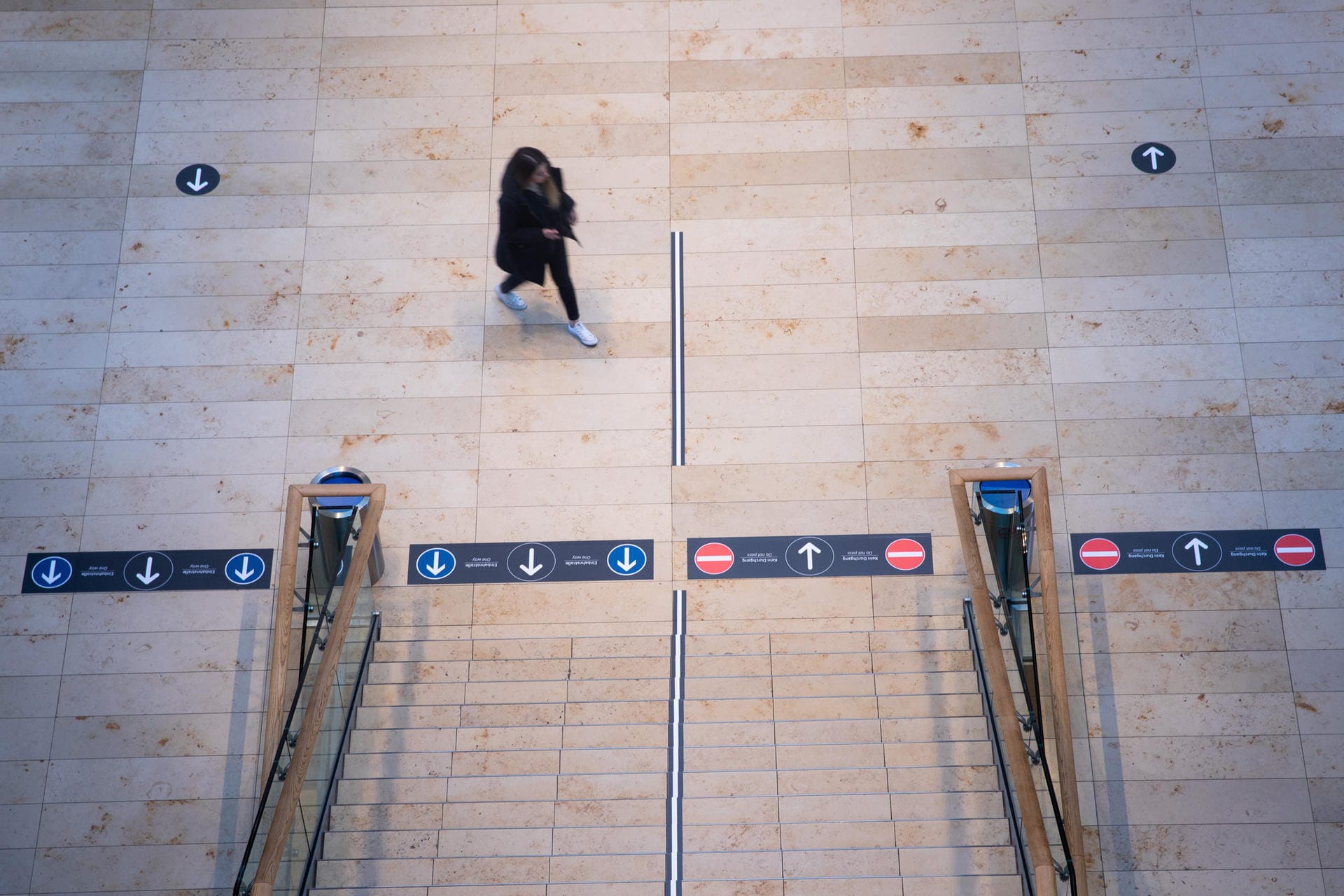 Eine Passantin in der Europa Passage: Im Hamburger Einkaufszentrum gilt ab sofort ein Richtungsgebot, die Besucher dürfen sich auf den jeweiligen Bahnen nur in eine Richtung bewegen.