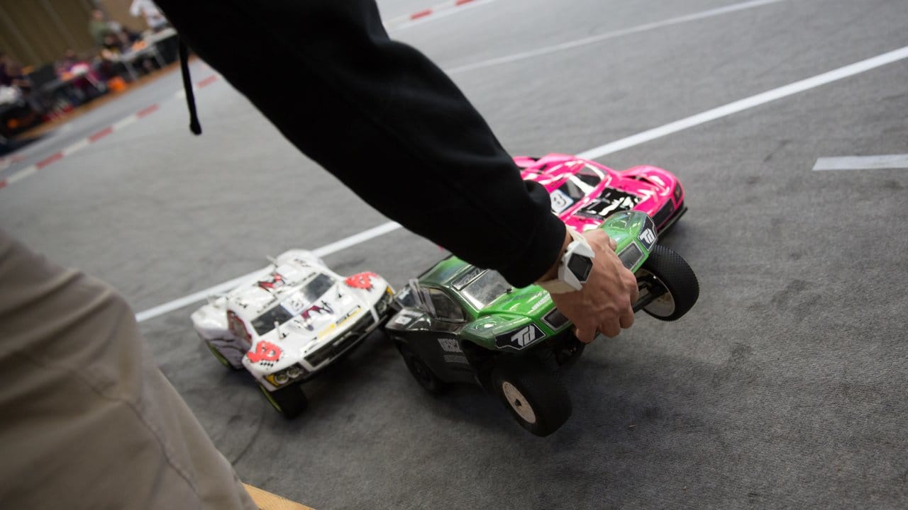 Spielzeug-Klassiker: RC-Cars gibt es in vielen Größen, Farben und Formen und auch in genauso vielen Preisklassen. Spielzeug-Klassiker: RC-Cars gibt es in vielen Größen, Farben und Formen und auch in genauso vielen Preisklassen.