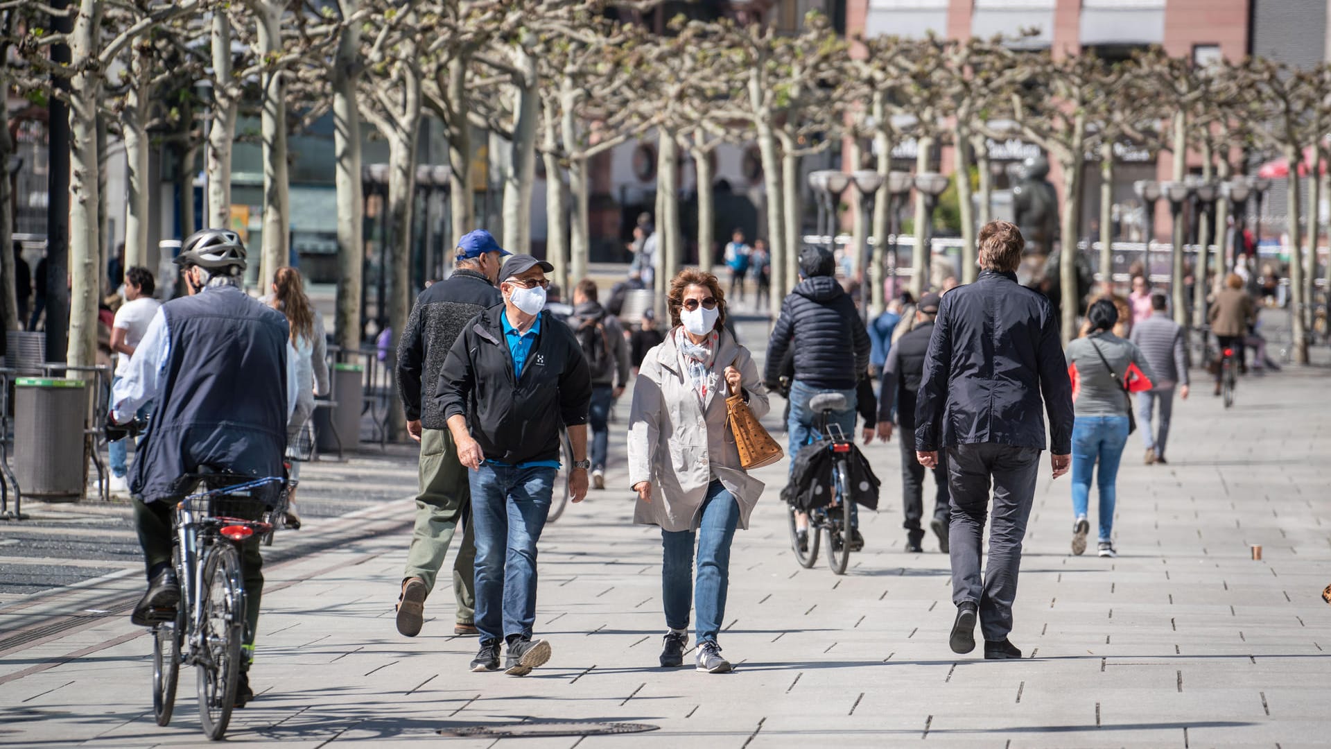 Die beliebte Einkaufsmeile in Frankfurt, die Zeil, am Montag: In den vergangenen Wochen waren dort kaum Menschen unterwegs.