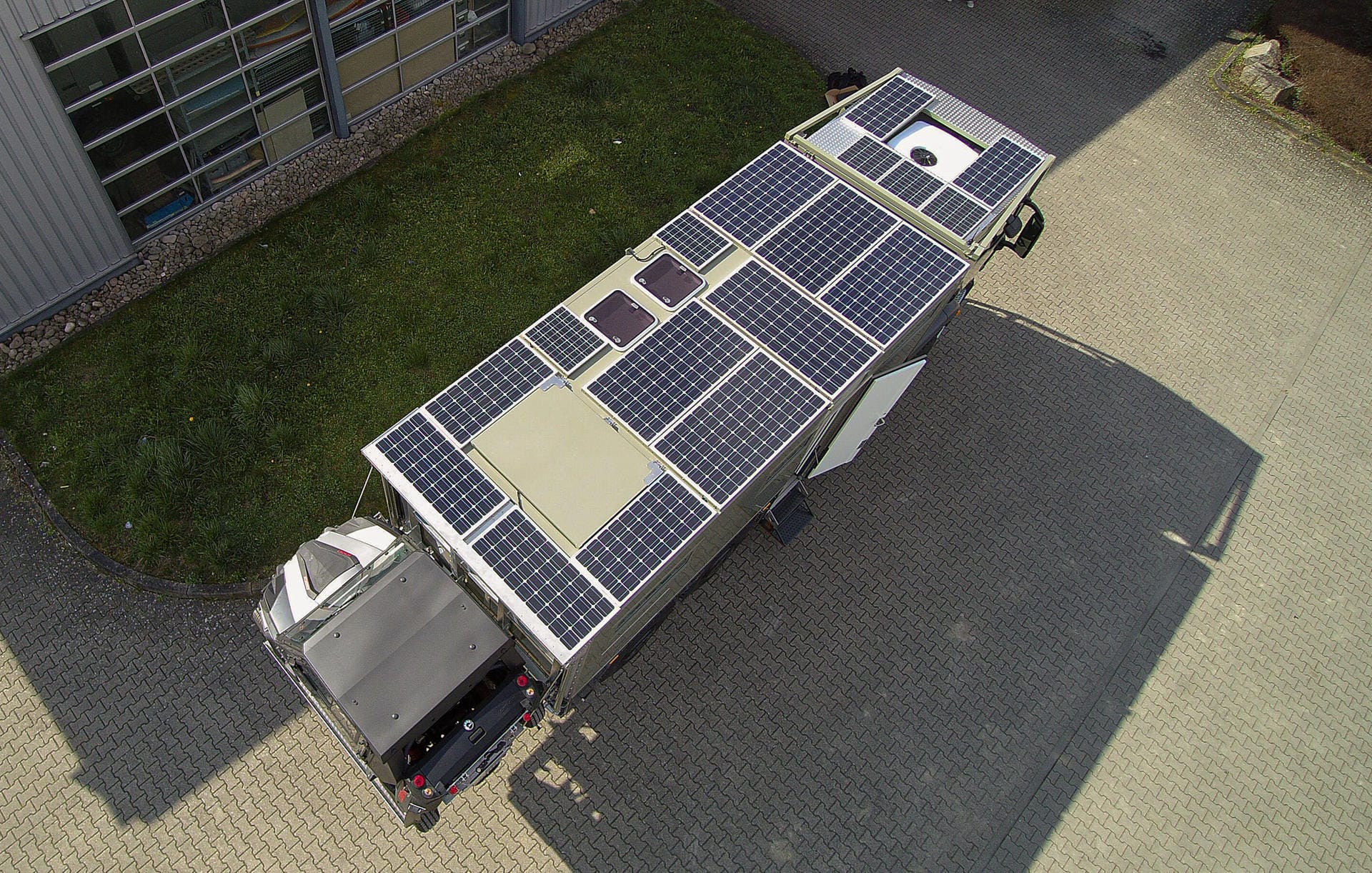 Eine Solaranlage auf dem Dach versorgt das Wohnmobil mit Energie.