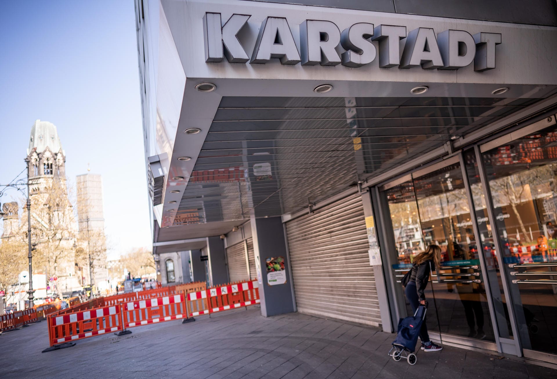 Die Rollläden an der Karstadt-Filiale am Kurfürstendamm in Berlin sind geschlossen: Lediglich die Lebensmittelabteilung hat in dem Kaufhaus geöffnet.