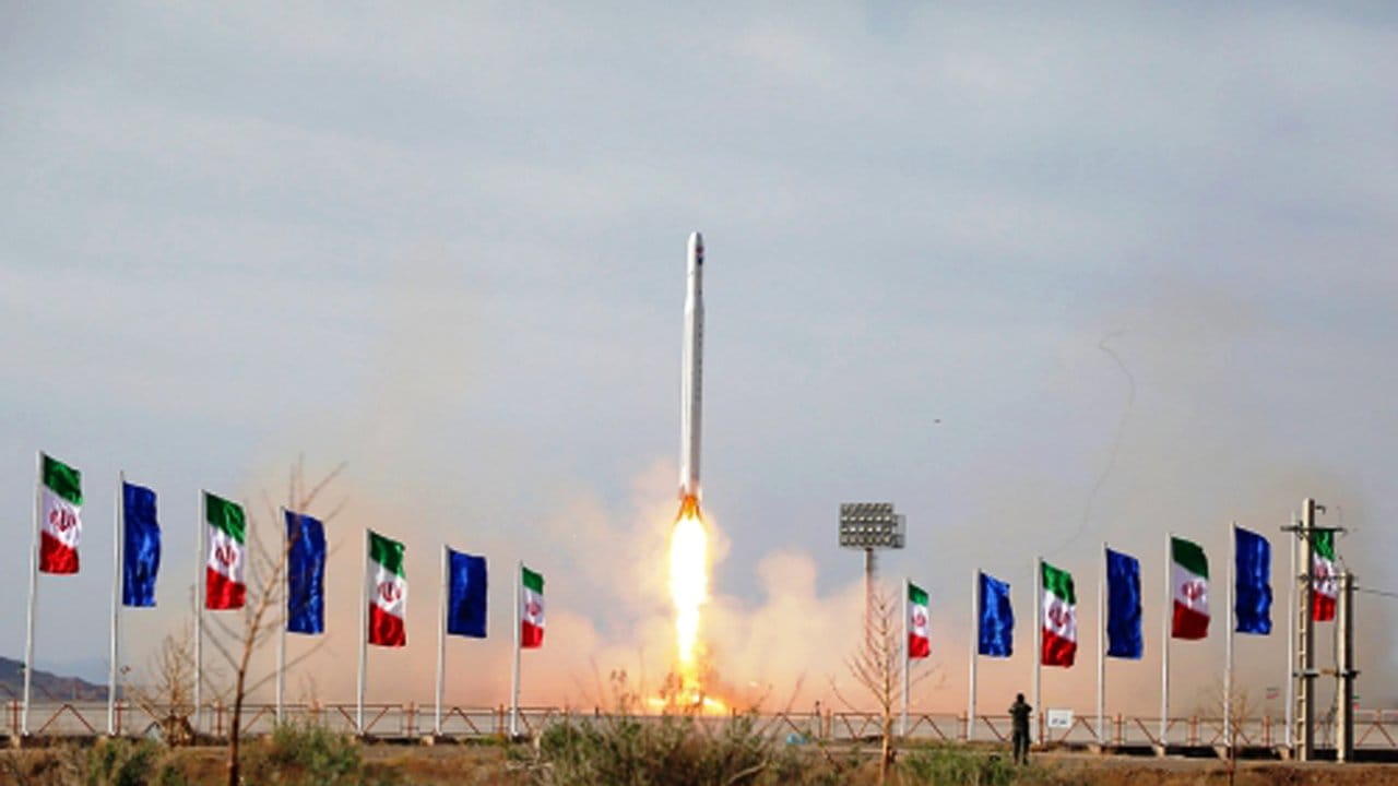 Eine iranische Rakete mit einem Satelliten an Bord startet von einem unbekannten Standort, von dem angenommen wird, dass er in der iranischen Provinz Semnan liegt.
