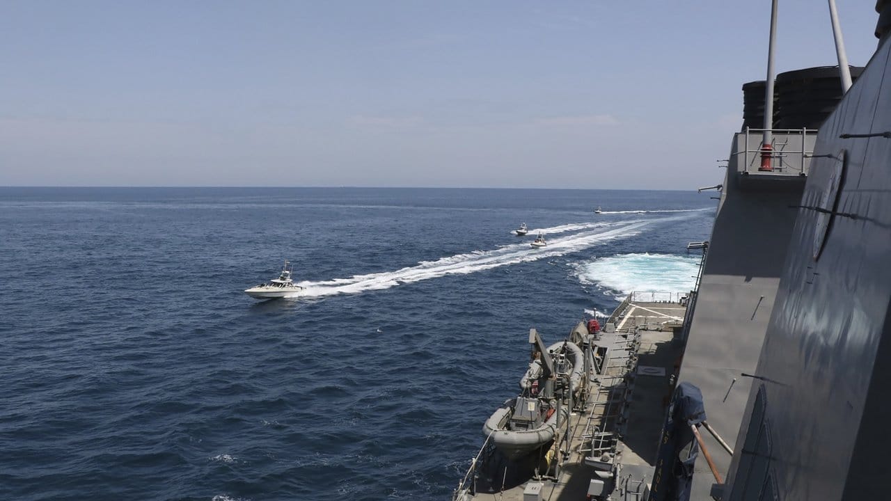 Schiffe der iranischen Revolutionsgarde in der Nähe eines Schiffes des US-Militärs im Persischen Golf bei Kuwait.