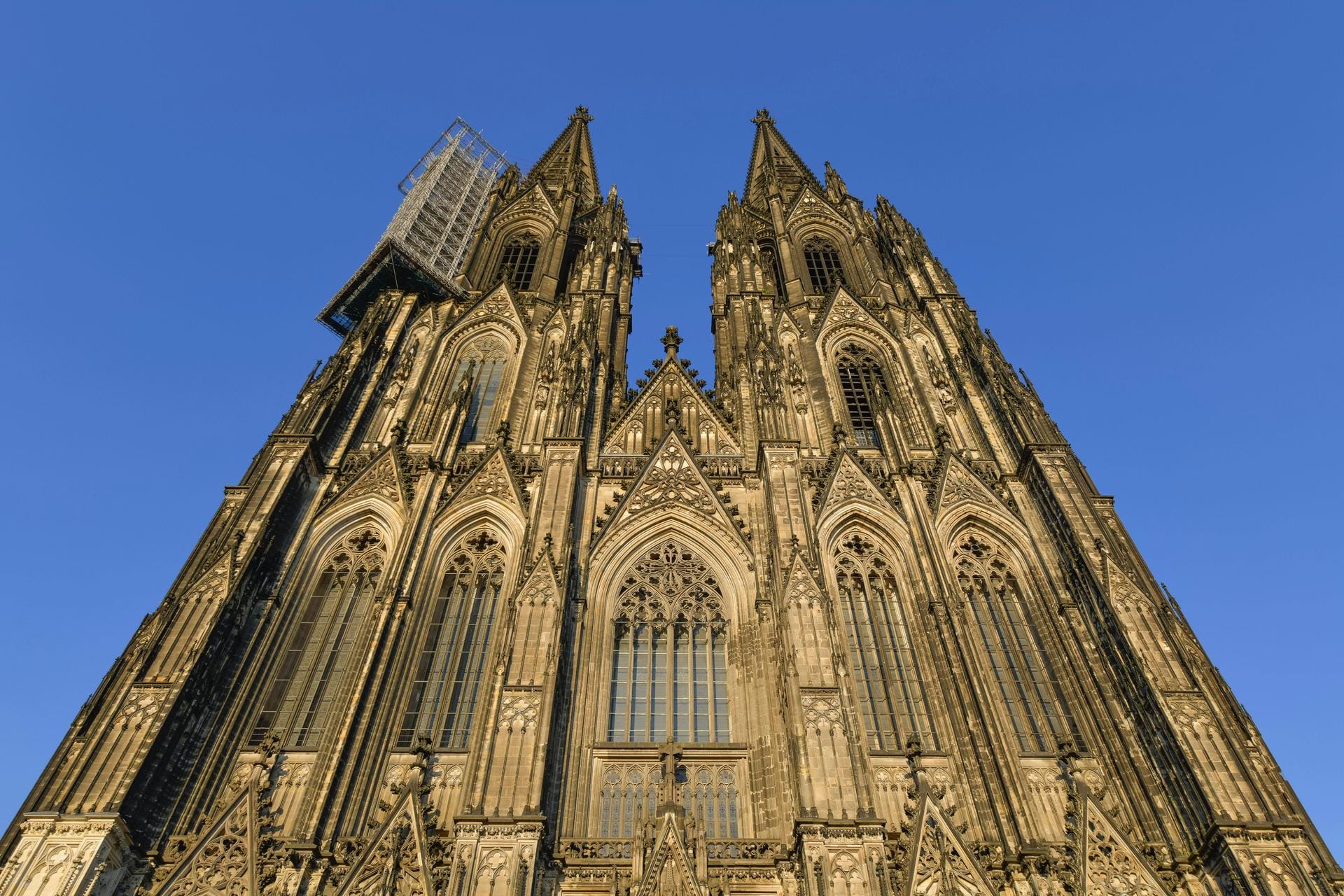 Kölner Dom: In der Kirche befindet sich der Reliquienschrein für die Gebeine der Heiligen Drei Könige. Es ist der größte Schrein des Abendlandes.
