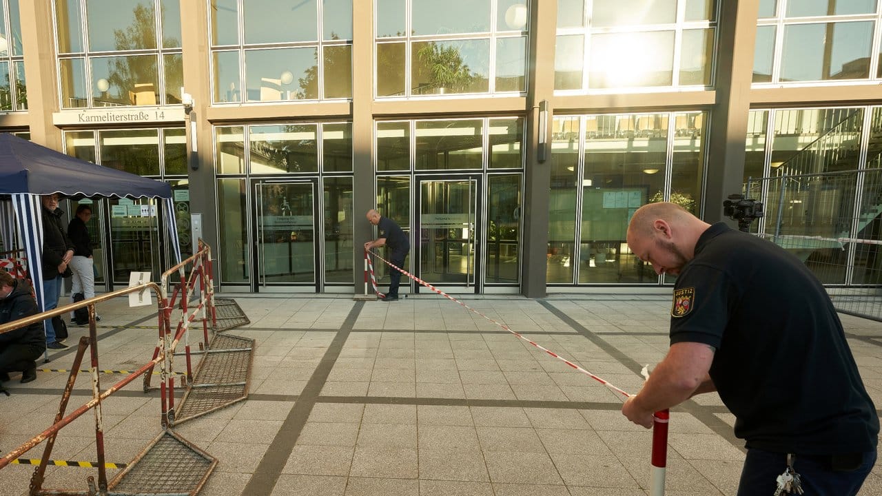 Im OLG Koblenz hat der Prozess gegen zwei Angeklagte begonnen, denen die Beteiligung an syrischer Staatsfolter vorgeworfen wird. Im OLG Koblenz hat der Prozess gegen zwei Angeklagte begonnen, denen die Beteiligung an syrischer Staatsfolter vorgeworfen wird.