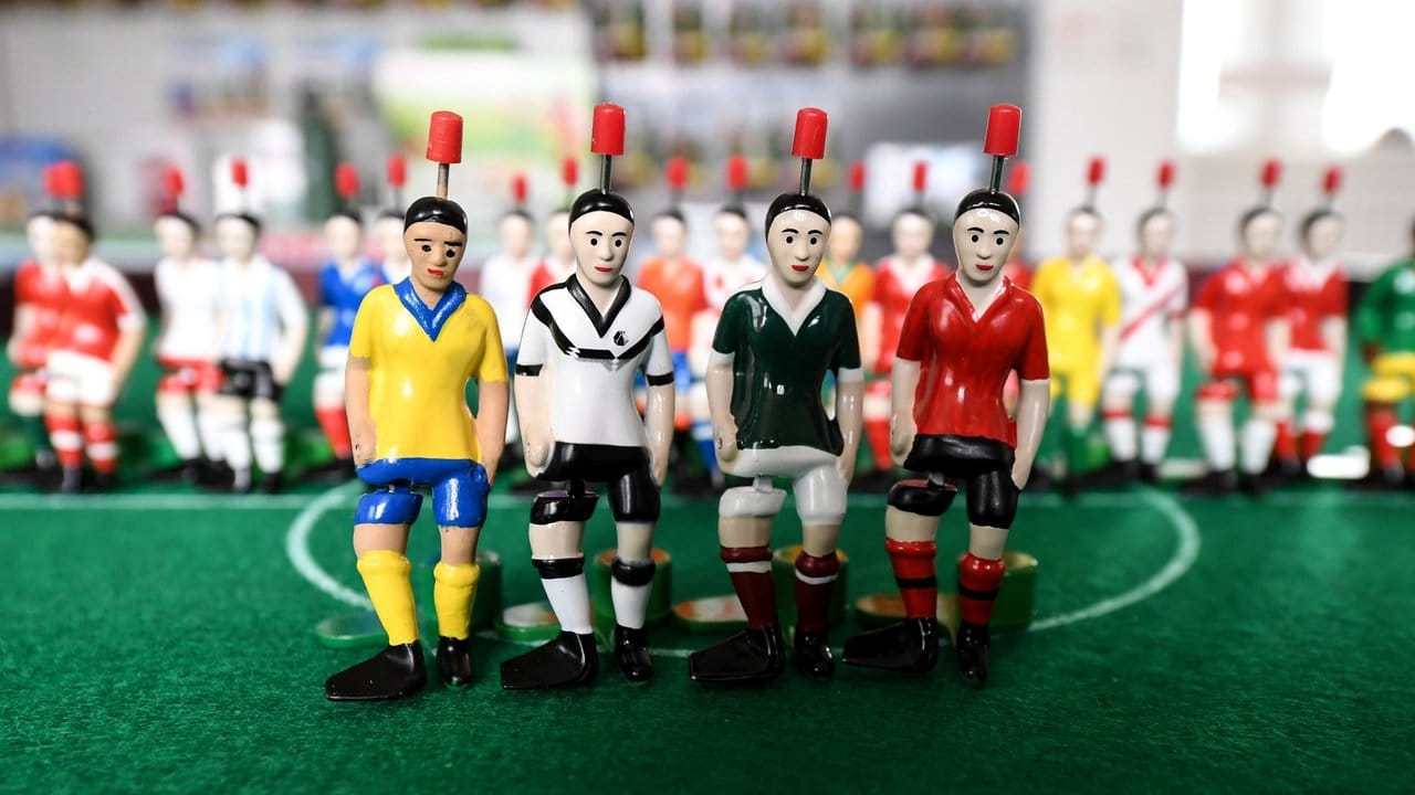Der Klassiker unter den Fußball-Spielen in den eigenen vier Wänden: Tipp-Kick. Der Klassiker unter den Fußball-Spielen in den eigenen vier Wänden: Tipp-Kick.
