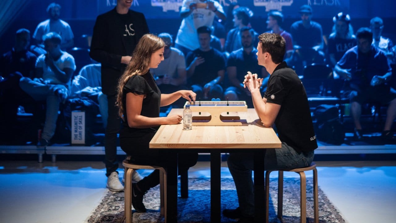 In die Wohnung passt kein Kickertisch? Dann ist Klask eine gute Alternative: Hier ein Duell bei der WM 2019 in Helsinki. In die Wohnung passt kein Kickertisch? Dann ist Klask eine gute Alternative: Hier ein Duell bei der WM 2019 in Helsinki.