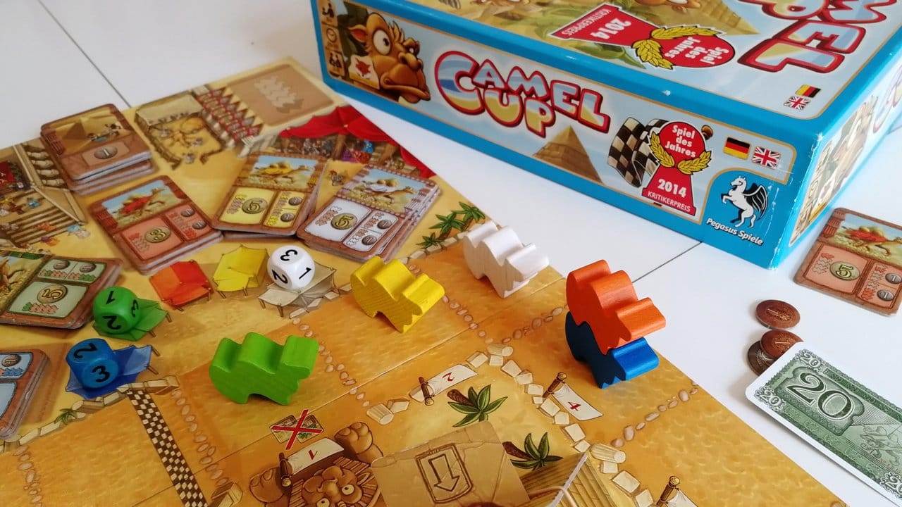 Bei Camel Up nehmen sich die Kamele gegenseitig auf die Höcker. Bei Camel Up nehmen sich die Kamele gegenseitig auf die Höcker.